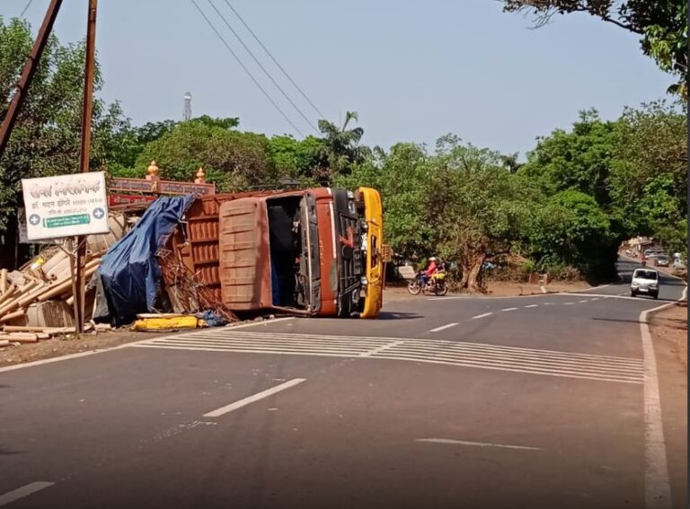 आंबोलीत वाहतूक करणारा कॅन्टर पलटी