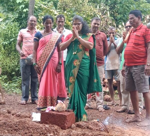 बिळवस वरचावाडा येथे रस्ता कामाचे सरपंच मानसी पालव यांच्या हस्ते भूमिपूजन!