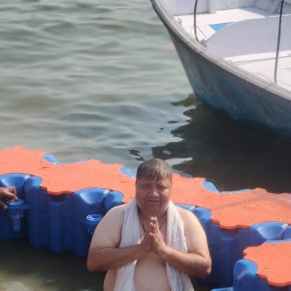 सामाजिक कार्यकर्ते संदीप चौकेकर यांनी महाकुंभमेळ्यात केले महाकुंभस्नान