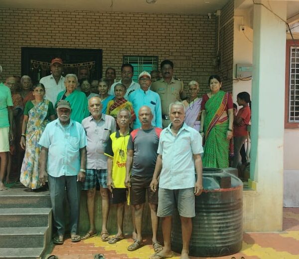 शिडवणे येथील ज्येष्ठ नागरिकांशी पोलिसांनी साधला संवाद