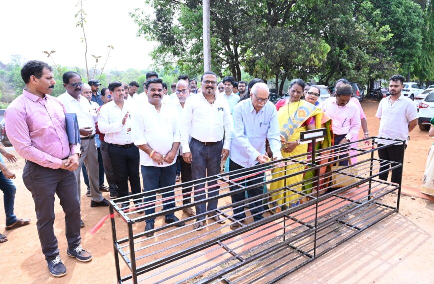 वामनराव महाडिक माध्यमिक विद्यालयाला देणगी स्वरूपात विविध वस्तू प्रदान; माजी विद्यार्थी राजू जठार यांचे सौजन्य