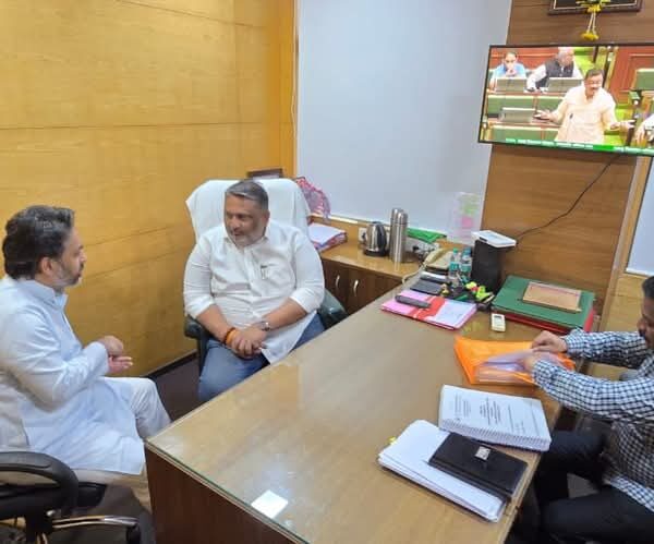 आमदार निलेश राणे यांनी घेतली कामगार मंत्री आकाश फुंडकर यांची भेट