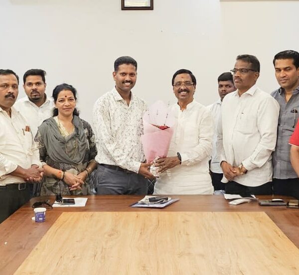 कणकवली तालुका पत्रकार संघाचे नुतन अध्यक्ष भगवान लोके यांचा माजी खा. विनायक राऊत यांनी केला सत्कार