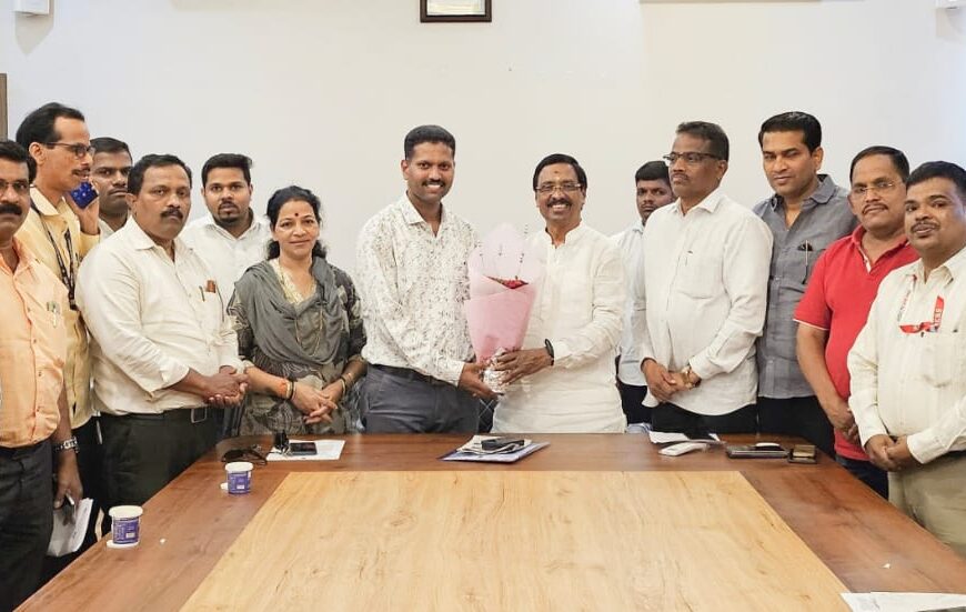 कणकवली तालुका पत्रकार संघाचे नुतन अध्यक्ष भगवान लोके यांचा माजी खा. विनायक राऊत यांनी केला सत्कार 