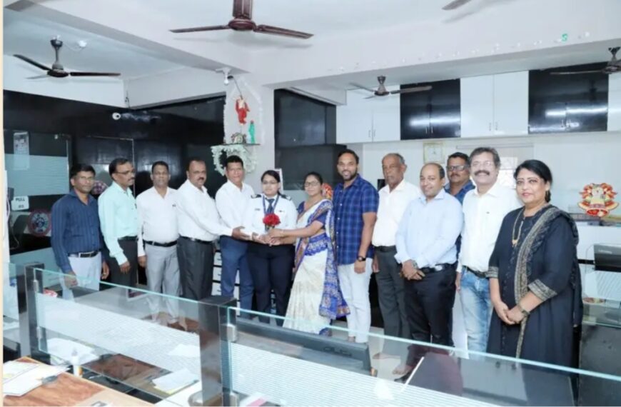 एअर पायलट कॅप्टन निकिता वेलणकर चा कॅथॉलीक पतसंस्थेच्या वतीने सत्कार 