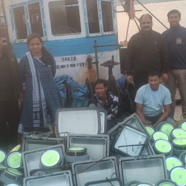 दाभोळ समुद्रात एलईडी लाईटचा पुरवठा करणाऱ्या बोटीवर मत्स्यव्यवसायची कारवाई