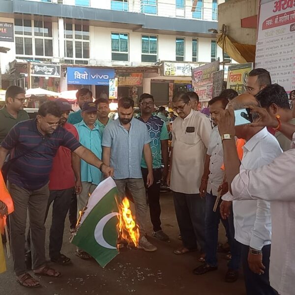 कणकवलीत सकल हिंदु समाजाने जाळला पाकिस्तानी ध्वज