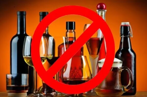 पोलिसांच्या आशीर्वादाने तिवरे गावात अवैध दारू विक्री – सरपंच भाई आंबेलकर