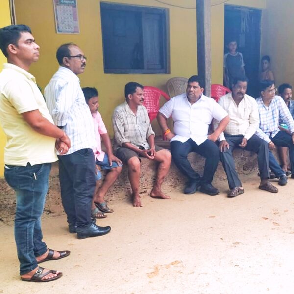 अपघातात मुलीला गमावलेल्या अनिल माळवे कुटुंबियांचे वैभव नाईक यांनी केले सांत्वन