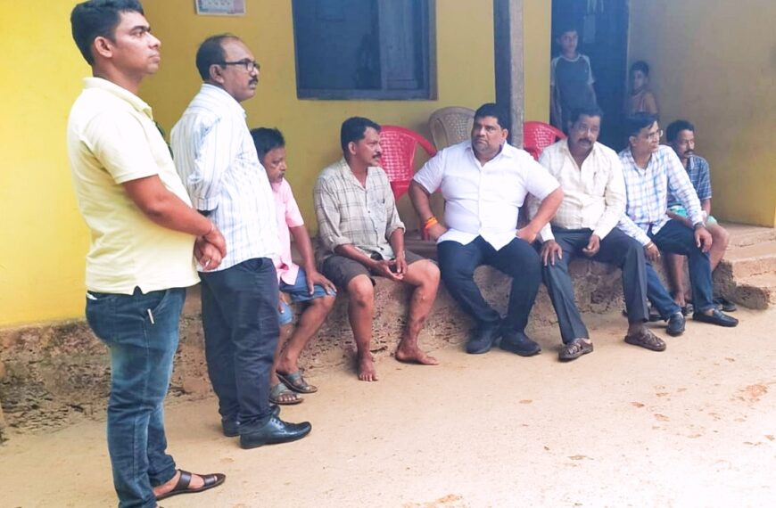 अपघातात मुलीला गमावलेल्या अनिल माळवे कुटुंबियांचे वैभव नाईक यांनी केले सांत्वन