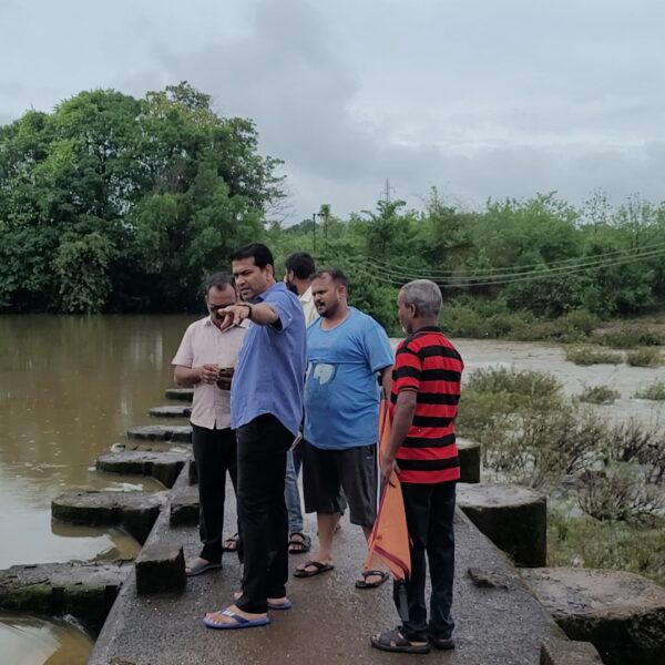 कणकवली शहरातील कणकनगर येथील केटी बंधाऱ्याच्या प्लेट न काढल्याने नदीचे पाणी भरवस्तीत घुसण्याची शक्यता*