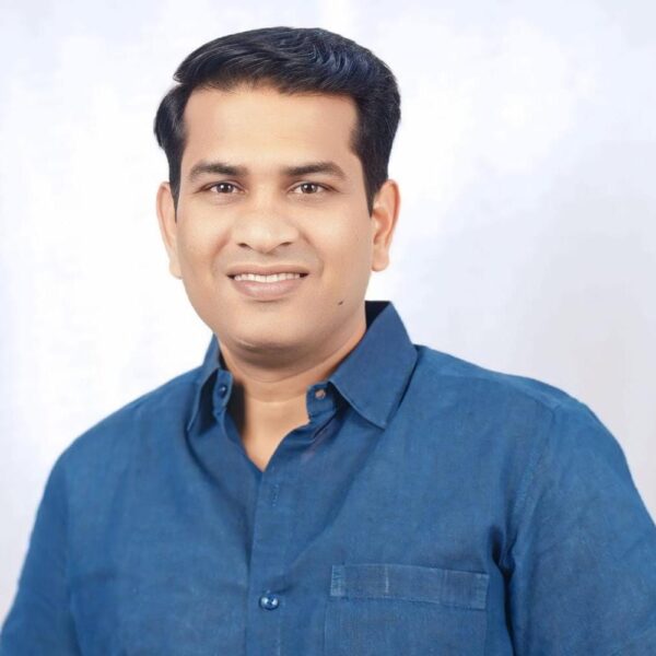 आचऱ्याकडे जाणारा पालकमंत्र्यांच्या वरवडे गावचा रस्ता “दोन वर्षे रखडलेला”