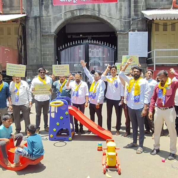 महापालिकेसमोर खेळणी रचून आप चे आंदोलन – उद्यानातील मोडकी खेळणी बदलण्याची मागणी