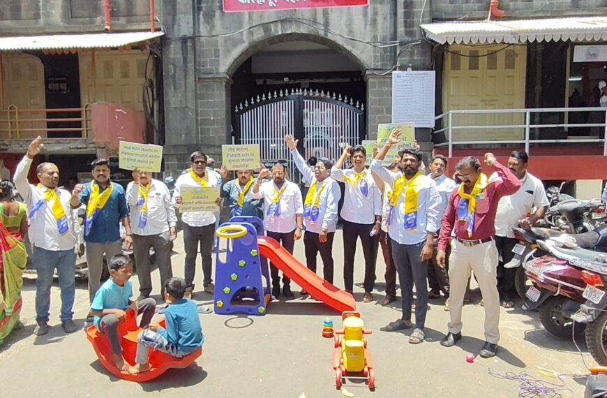 महापालिकेसमोर खेळणी रचून आप चे आंदोलन – उद्यानातील मोडकी खेळणी बदलण्याची मागणी
