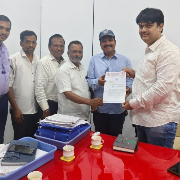 कणकवली शहर आणि परिसरातील वीजेच्या प्रलंबित समस्या बाबत कार्यकारी अभियंता सौरभ माळी यांचे लक्ष वेधले