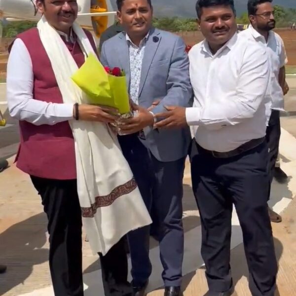 लाचखोर तलाठ्यांनी मुख्यमंत्री देवेंद्र फडणवीस यांचा केला सत्कार