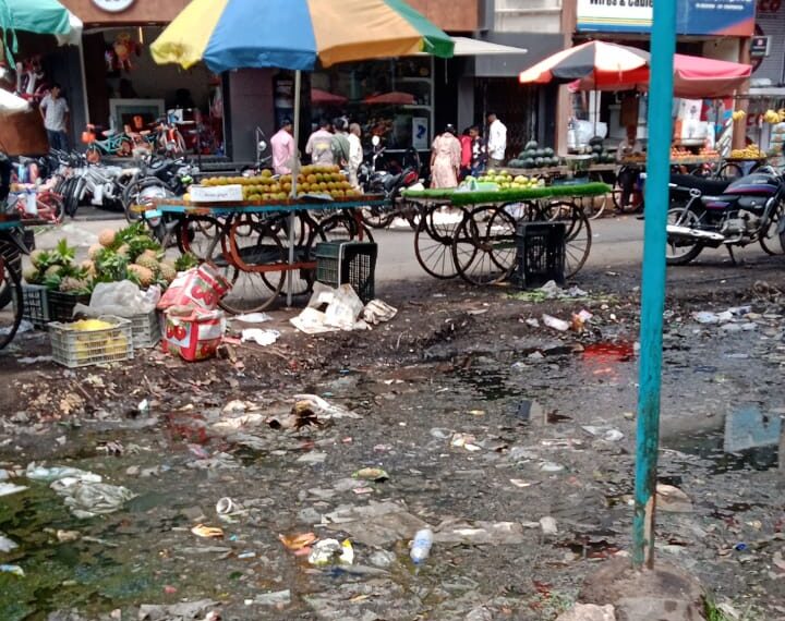 लक्ष्मीपुरी बाजार पेठेचे प्रवेश द्वार म्हणजे घाणीचे व गलिच्छतेचे आगार…