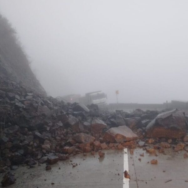 करूळ घाटात कोसळलेली दरड हटवली ; वाहतूक सुरळीत