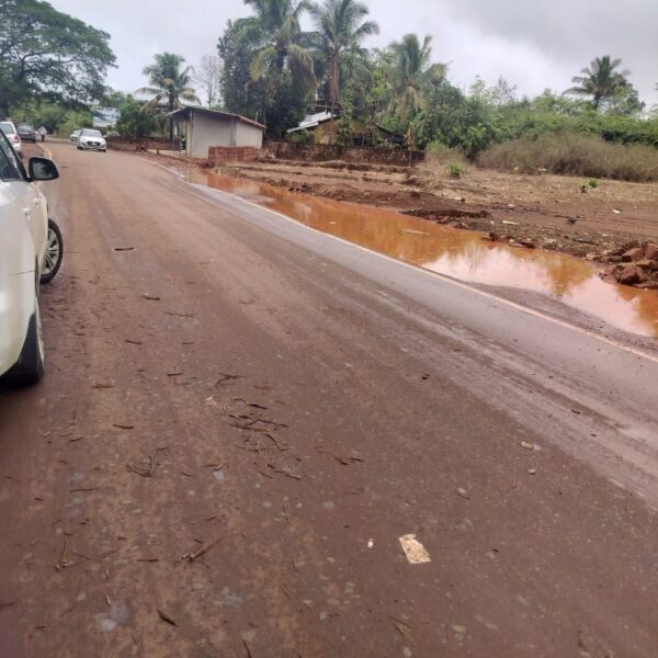 गटार खोदाई न केल्यामुळे पावसाचे पाणी साचून रस्ता चिखलमय