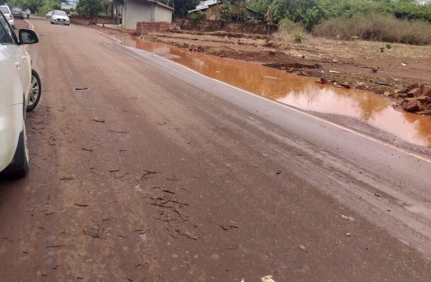 गटार खोदाई न केल्यामुळे पावसाचे पाणी साचून रस्ता चिखलमय