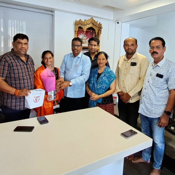 दहावी परीक्षेत जिल्ह्यात द्वितीय आलेल्या विधी चिंदरकर हिचा वैभव नाईक, सतीश सावंत यांनी केला सत्कार