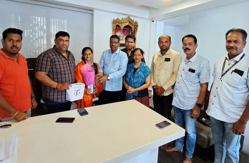 दहावी परीक्षेत जिल्ह्यात द्वितीय आलेल्या विधी चिंदरकर हिचा वैभव नाईक, सतीश सावंत यांनी केला सत्कार