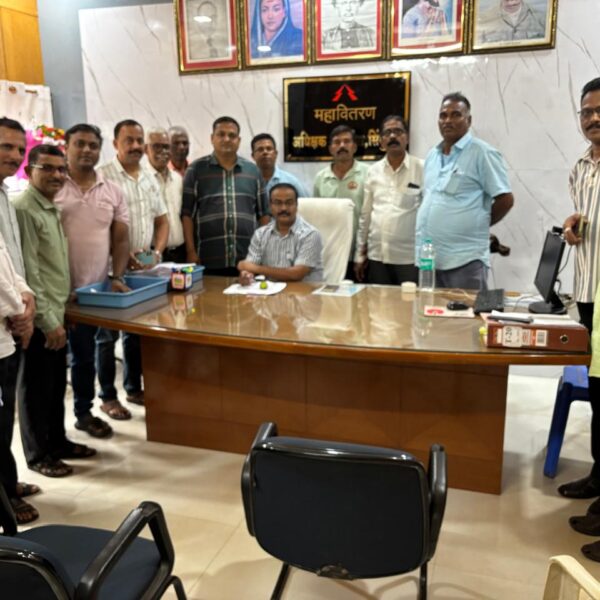 सुकळवाड गावातील वीज समस्या सोडवाशिष्टमंडळाने घेतली महावितरणच्या अधीक्षक अभियंता यांची भेट