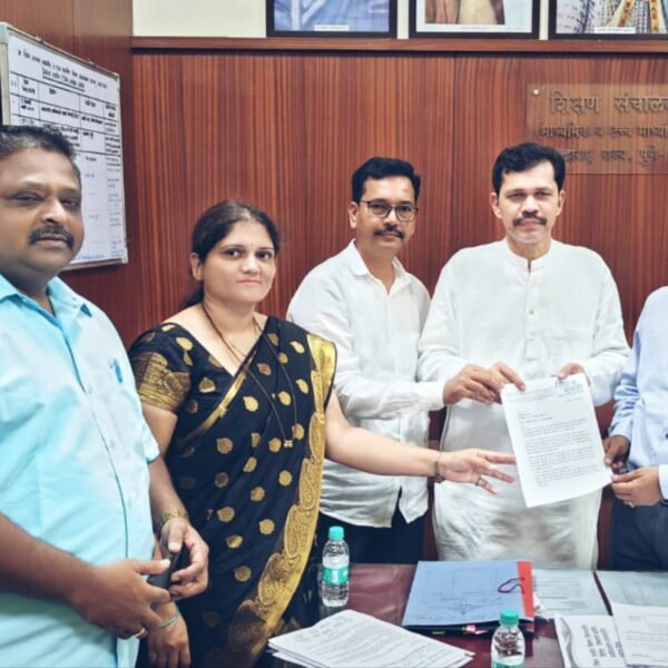 राज्यातील अतिरिक्त शिक्षकांच्या समायोजन प्रक्रियेला आणि पगार बंदीला स्थगिती