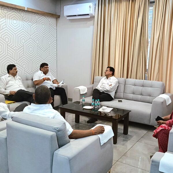 पुलांची कामे अर्धवट ठेवणाऱ्या ठेकेदारांवर कारवाई करा आणि बंद झालेल्या वाहतुकीचा प्रश्न सोडवा