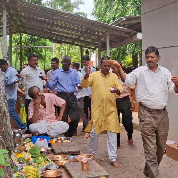 कुडाळ मध्ये पुरुष करतात वट सावित्री व्रत