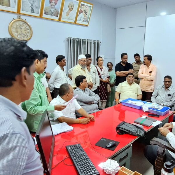 स्मार्ट वीज मीटर विरोधात हरकुळ व भिरवंडे गावातील ग्रामस्थांची मा.आ.वैभव नाईक,सतीश सावंत यांच्यासमवेत कणकवली महावितरण कार्यालयात धडक