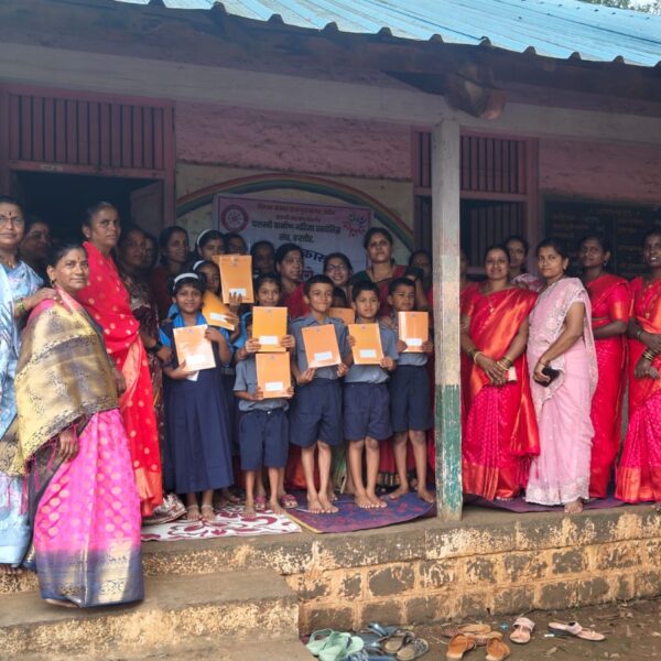 चैतन्य संस्था आणि समता गाव विकास समितीचा उपक्रम; विद्यार्थ्यांना वह्या आणि खाऊ वाटप