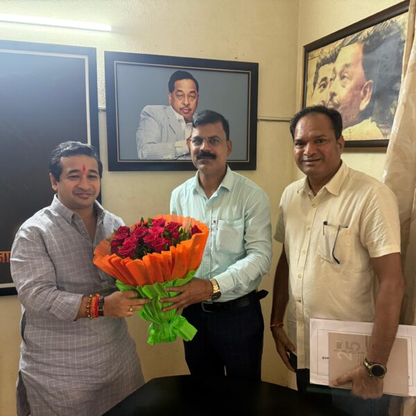 उपमुख्य कार्यकारी अधिकारी (ग्रा. पं.) जयप्रकाश परब यांनी घेतली पालकमंत्र्यांची भेट