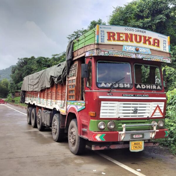 दारुने भरलेला ट्रक पाेलिसांनी पकडला