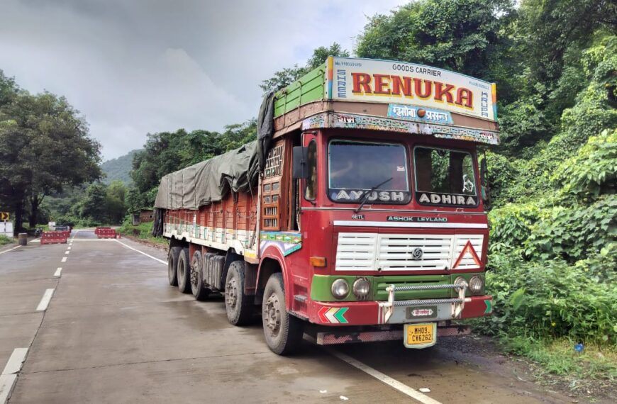 दारुने भरलेला ट्रक पाेलिसांनी पकडला