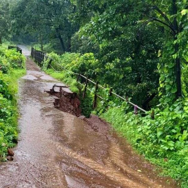 कासार्डे उत्तर गावठण रस्त्याचा भराव कोसळला