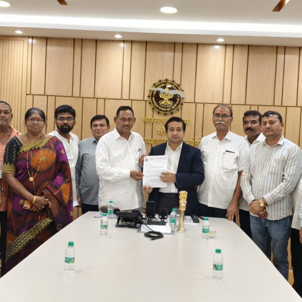 पश्चिम किनारपट्टीवर मासेमारी बंदी १५ ऑगस्टपर्यंत वाढवण्याची मागणी – मच्छीमार शिष्टमंडळाची नितेश राणेंकडे भेट
