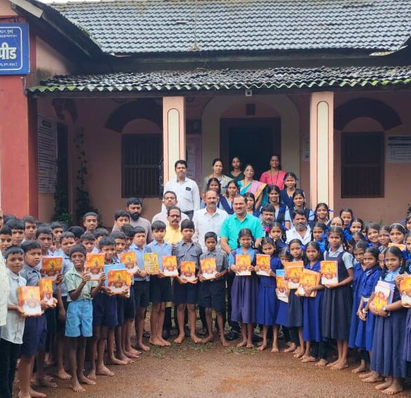 मुख्यमंत्री देवेंद्र फडणवीस यांचा वाढदिवसानिमित्त मनोज रावराणे यांच्या वतीने कोळोशी – हडपिड येथे विद्यार्थ्यांना वह्या वाटप