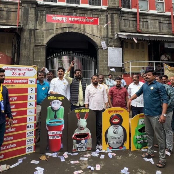 ‘आप’ ने नोटा उधळून केला भ्रष्ट महापालिका यंत्रणेचा निषेध