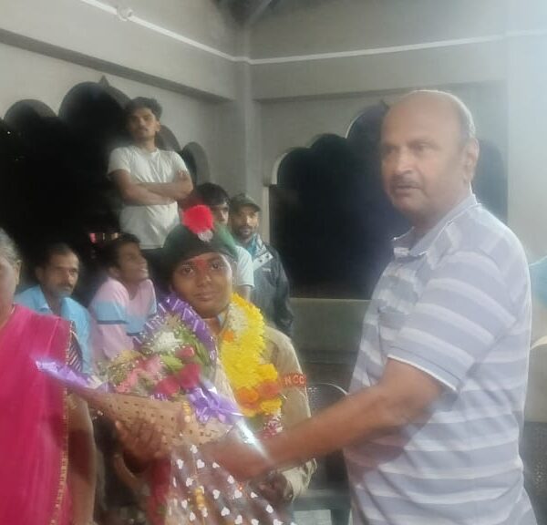 सुवर्णपदक विजेत्या मनस्या फाले चा सामाजिक कार्यकर्ते अजित नाडकर्णींकडून सत्कार