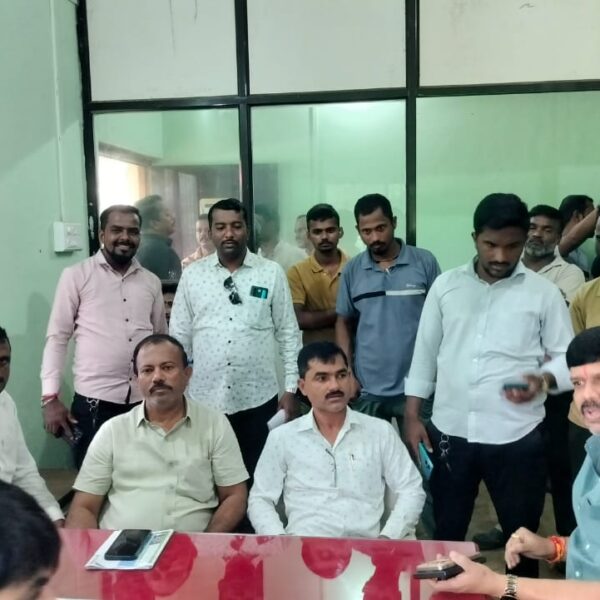भाजप पदाधिकाऱ्यांची वीज ग्राहकांसोबत सांगवे येथील महावितरणच्या कार्यालयावर धडक