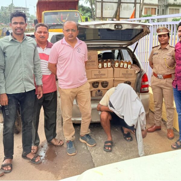सिंधुदुर्गात बनावट दारू वाहतुकीवर कारवाई; २.८२ लाखांचा मुद्देमाल जप्त