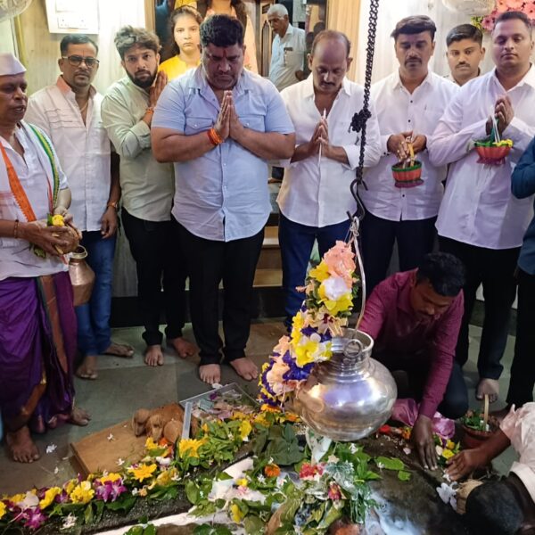 श्रावण मासानिमित्त माजी आ. वैभव नाईक यांनी कुणकेश्वर मंदिरात घेतले दर्शन
