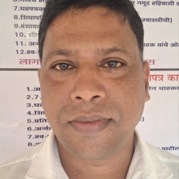 महसूल दिनानिमित्त महसूल सेवक सुनील पडीलकर यांचा गौरव