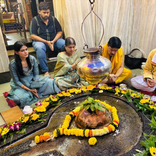 शिवसेना उपनेते संजय आंग्रे यांच्याहस्ते श्रावणी सोमवारनिमित्त श्री क्षेत्र कुणकेश्वर येथील पहाटेची पहिली पूजा संपन्न