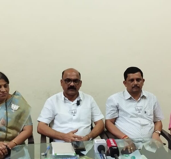मुख्यमंत्री फडणवीस यांना सिंधुदुर्गातून १ लाख राख्यांसह शुभसंदेश पाठविणार