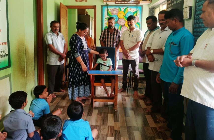 विशेष गरज असणाऱ्या विद्यार्थ्याला शासनाच्या उपक्रमातून मिळाली खुर्ची – मुलाच्या चेहऱ्यावर फुलला आनंद