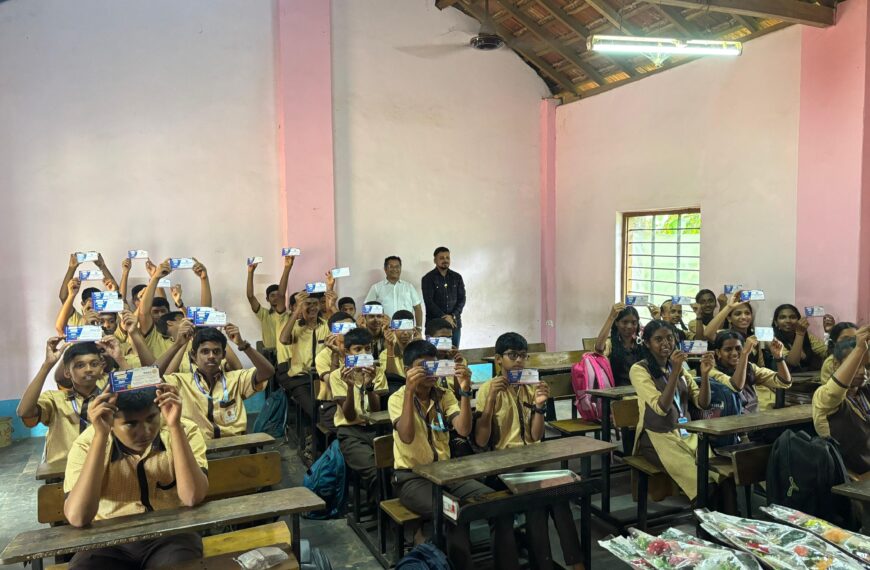 माजगाव येथे शैक्षणिक मोबाईल अँप्सचे वाटप