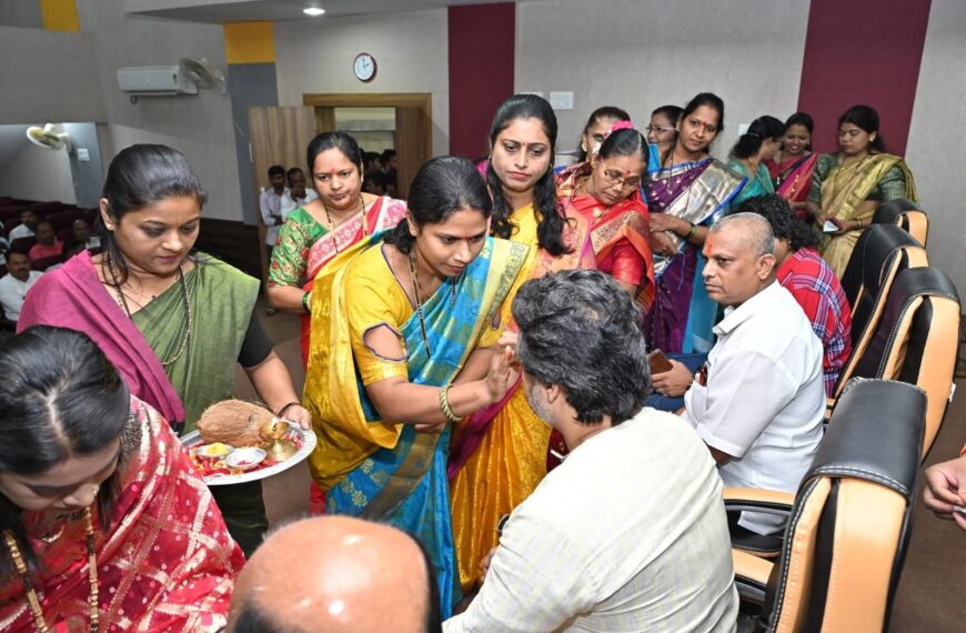 रक्षाबंधन साजरे करत महिलांकडून मोटारसायकलस्वारांना हेल्मेट वाटप