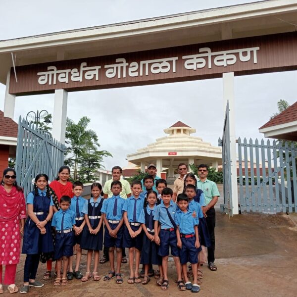 श्रावणी सोमवारनिमित्त केंद्र शाळा भिरवंडे नं. १ च्या विद्यार्थ्यांची गोवर्धन गोशाळा भेट